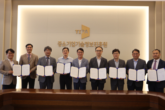 스마트제조혁신추진단 안광현(왼쪽 다섯번째) 단장과 선도형 스마트공장 구축지원사업의 운영기관 관계자들이 업무협약 후 기념 촬영하고 있다.